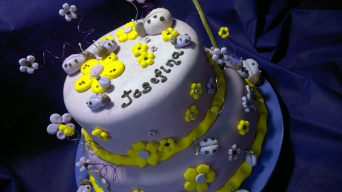 Torta infantil en lila y amarillo