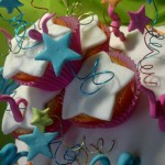 Muy colorida torta para quinceañera con cup cakes.