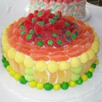 torta decorada con golosinas