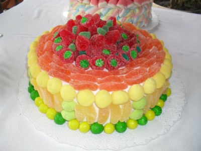 torta decorada con golosinas