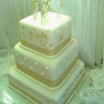 torta para boda con cintas en dorado