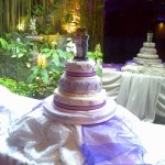 Torta de boda en la mesa principal de la fiesta