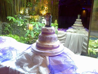 Torta de boda en la mesa principal de la fiesta