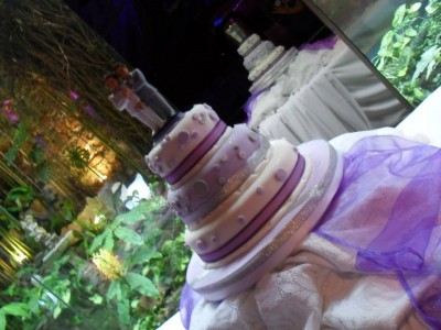 Torta decorada para boda en lila y blanco