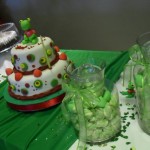 Torta decorada para cumpleaños infantil con mesa de golosinas