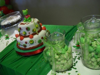 Torta decorada para cumpleaños infantil con mesa de golosinas
