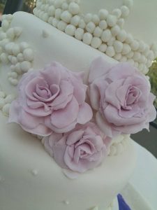 detalle de rosas en torta