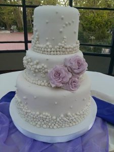 torta de 3 pisos con perlas y rosas