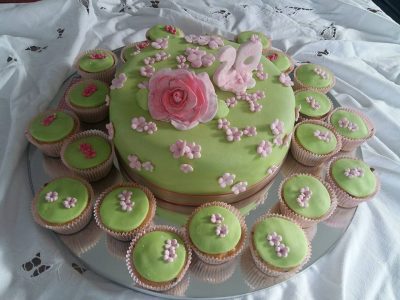 torta con rosa azúcar